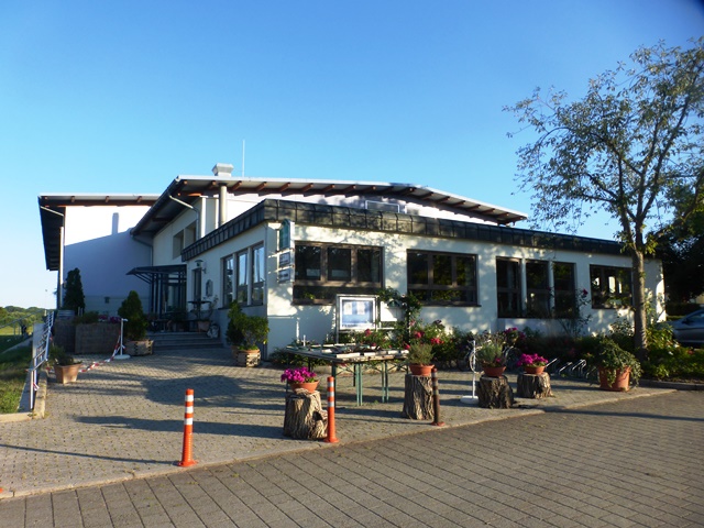 Außenansicht mit Terasse